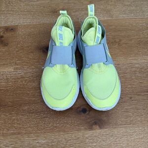 Nike Youth Flex runner in Yellow Gray 5.5